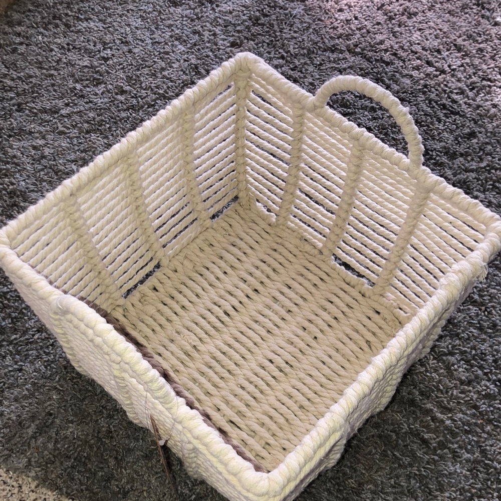 New with tags Sheffield home rope basket with handles
